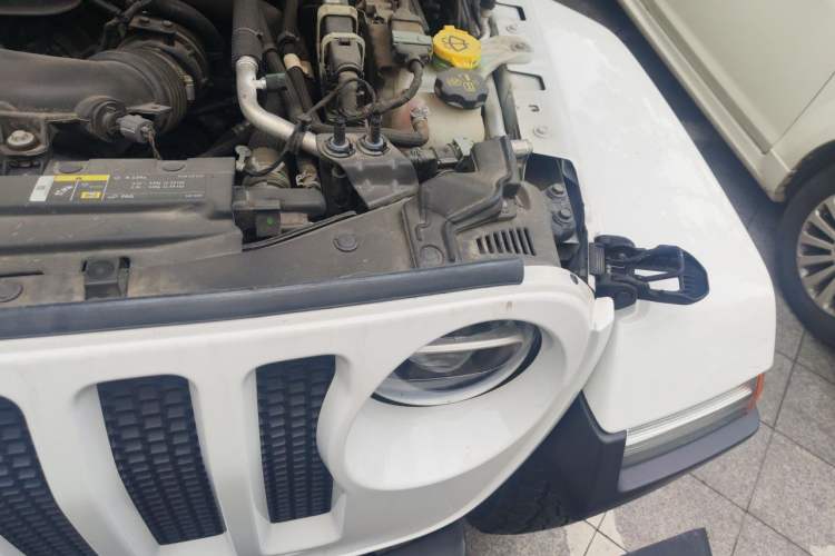 Used Jeep Wrangler 2019 2.0T Sahara Four-Door Version China VI Emission Standard Engine Bay Left