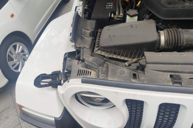 Used Jeep Wrangler 2019 2.0T Sahara Four-Door Version China VI Emission Standard Engine Bay Right