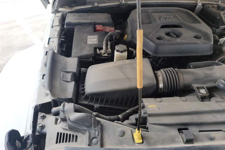 Used Jeep Wrangler 2019 2.0T Sahara Four-Door Version China VI Emission Standard Engine Bay Right