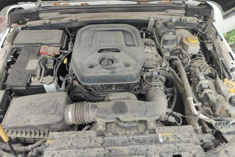 Used Jeep Wrangler 2019 2.0T Sahara Four-Door Version China VI Emission Standard Engine Bay