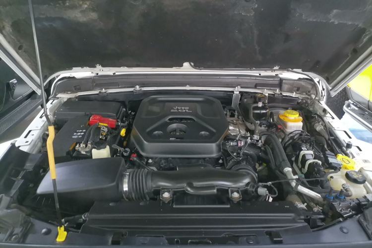 Used Jeep Wrangler 2019 2.0T Sahara Four-Door Version China VI Emission Standard Engine Bay