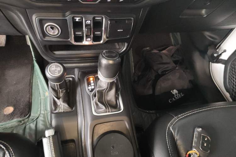 Used Jeep Wrangler 2019 2.0T Sahara Four-Door Version China VI Emission Standard Gear Lever