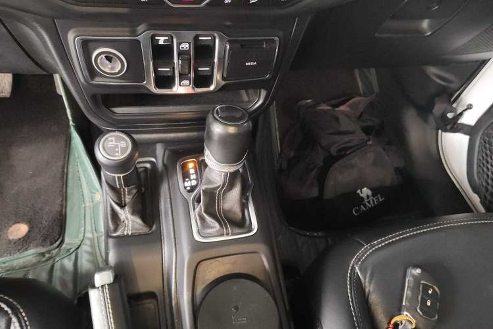 Used Jeep Wrangler 2019 2.0T Sahara Four-Door Version China VI Emission Standard Gear Lever