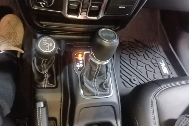 Used Jeep Wrangler 2019 2.0T Sahara Four-Door Version China VI Emission Standard Gear Lever
