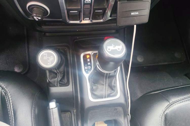 Used Jeep Wrangler 2019 2.0T Sahara Four-Door Version China VI Emission Standard Gear Lever