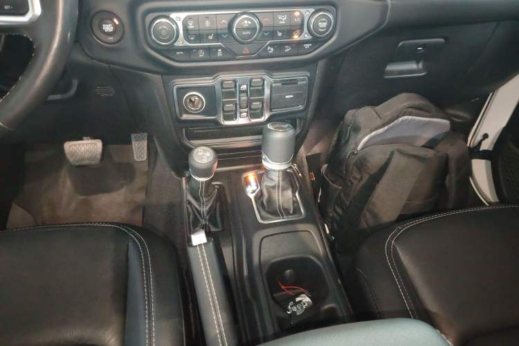 Used Jeep Wrangler 2019 2.0T Sahara Four-Door Version China VI Emission Standard Gear Lever