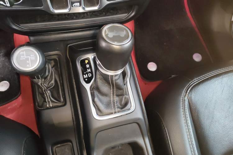 Used Jeep Wrangler 2019 2.0T Sahara Four-Door Version China VI Emission Standard Gear Lever