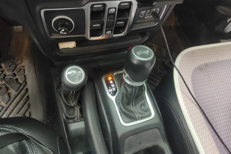Used Jeep Wrangler 2019 2.0T Sahara Four-Door Version China VI Emission Standard Gear Lever