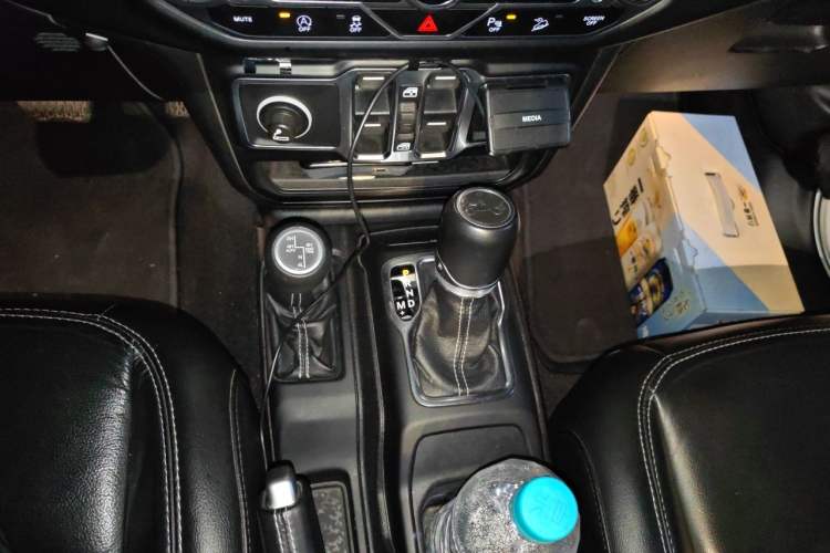 Used Jeep Wrangler 2019 2.0T Sahara Four-Door Prestige Edition China V Standard Gear Lever