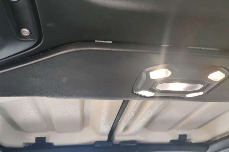Used Jeep Wrangler 2019 2.0T Sahara Four-Door Version China VI Emission Standard Headliner