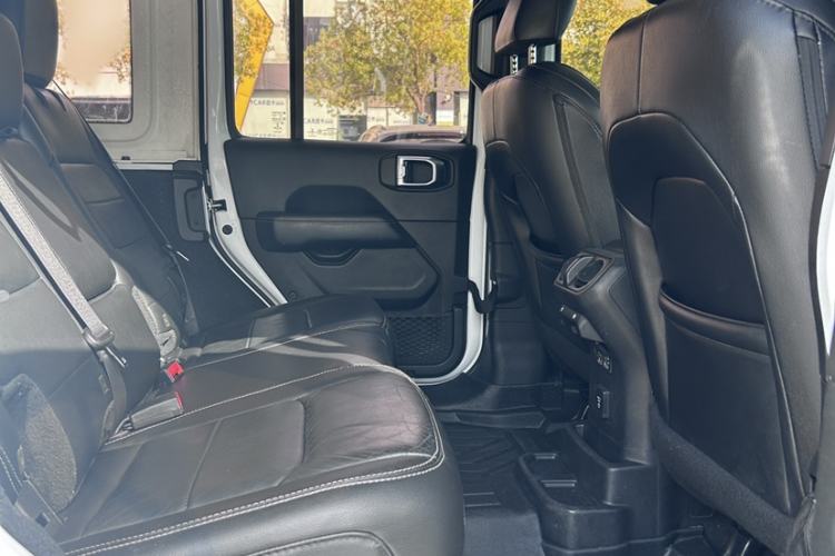 Used Jeep Wrangler 2019 2.0T Sahara Four-Door Version China VI Emission Standard Interior 1