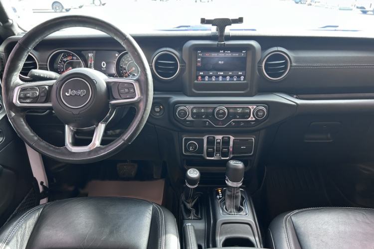 Used Jeep Wrangler 2019 2.0T Sahara Four-Door Version China VI Emission Standard Interior 2