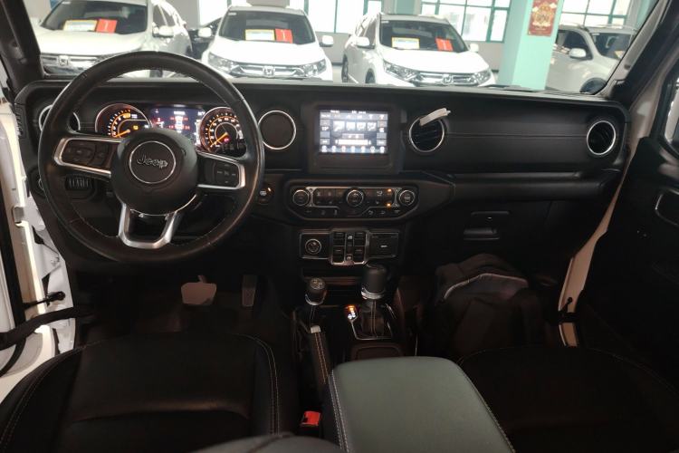 Used Jeep Wrangler 2019 2.0T Sahara Four-Door Version China VI Emission Standard Interior 2