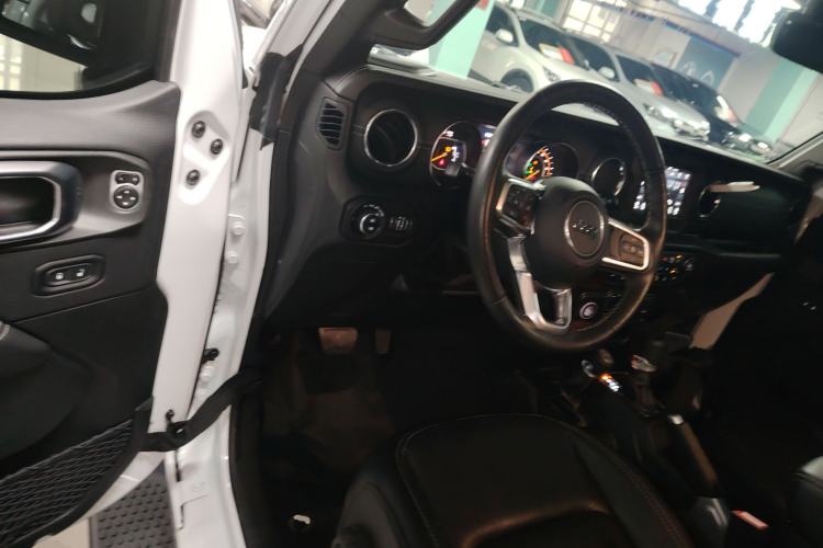 Used Jeep Wrangler 2019 2.0T Sahara Four-Door Version China VI Emission Standard Interior 3