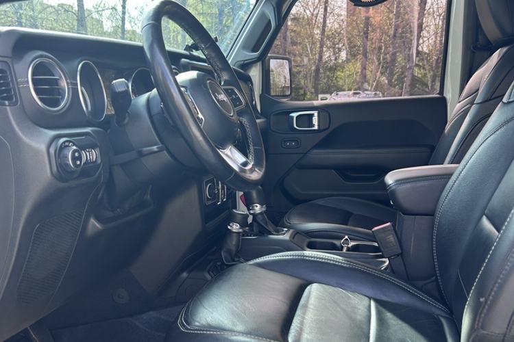 Used Jeep Wrangler 2019 2.0T Sahara Four-Door Version China VI Emission Standard Interior 4