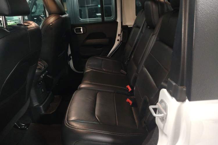 Used Jeep Wrangler 2019 2.0T Sahara Four-Door Version China VI Emission Standard Interior 4