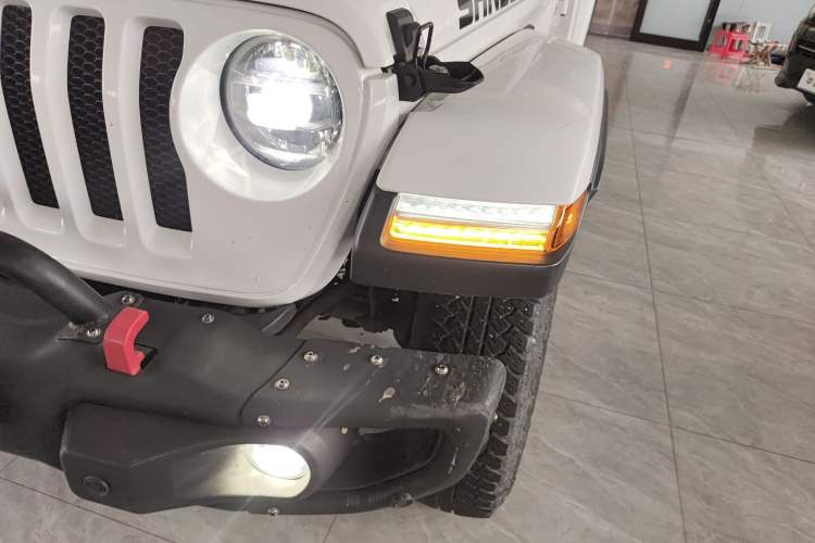 Used Jeep Wrangler 2019 2.0T Sahara Four-Door Version China VI Emission Standard Left Front Headlight