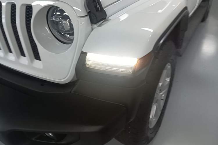 Used Jeep Wrangler 2019 2.0T Sahara Four-Door Version China VI Emission Standard Left Front Headlight