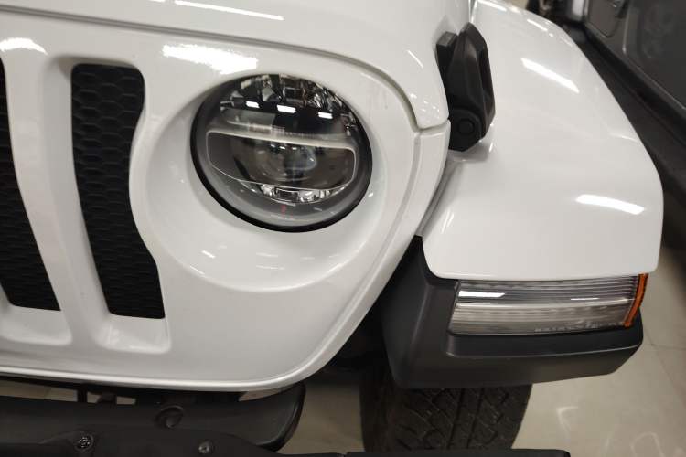 Used Jeep Wrangler 2019 2.0T Sahara Four-Door Version China VI Emission Standard Left Front Headlight