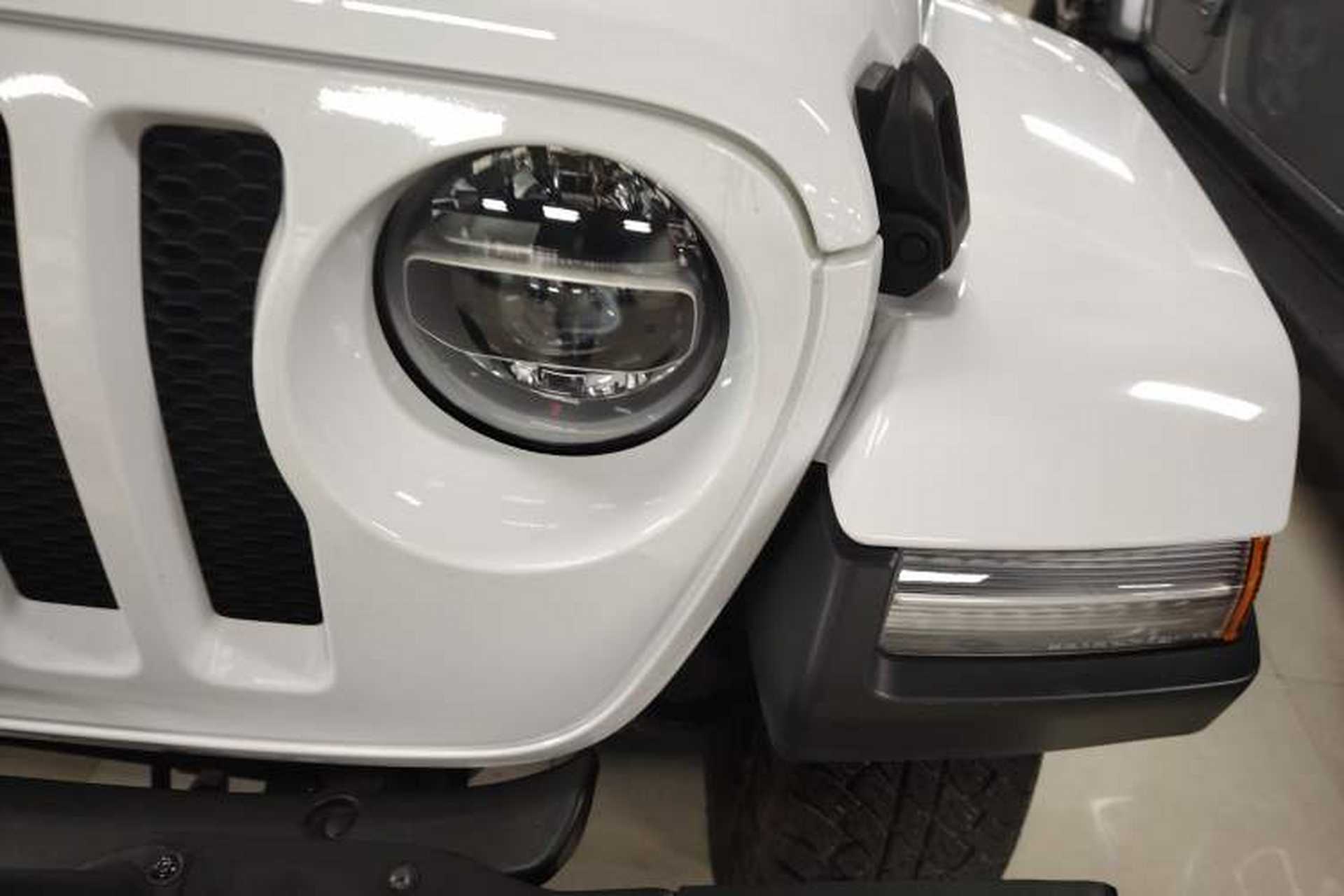 Used Jeep Wrangler 2019 2.0T Sahara Four-Door Version China VI Emission Standard Left Front Headlight