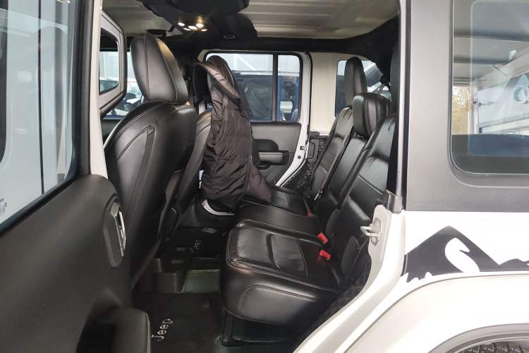 Used Jeep Wrangler 2019 2.0T Sahara Four-Door Version China VI Emission Standard Left Rear Seat