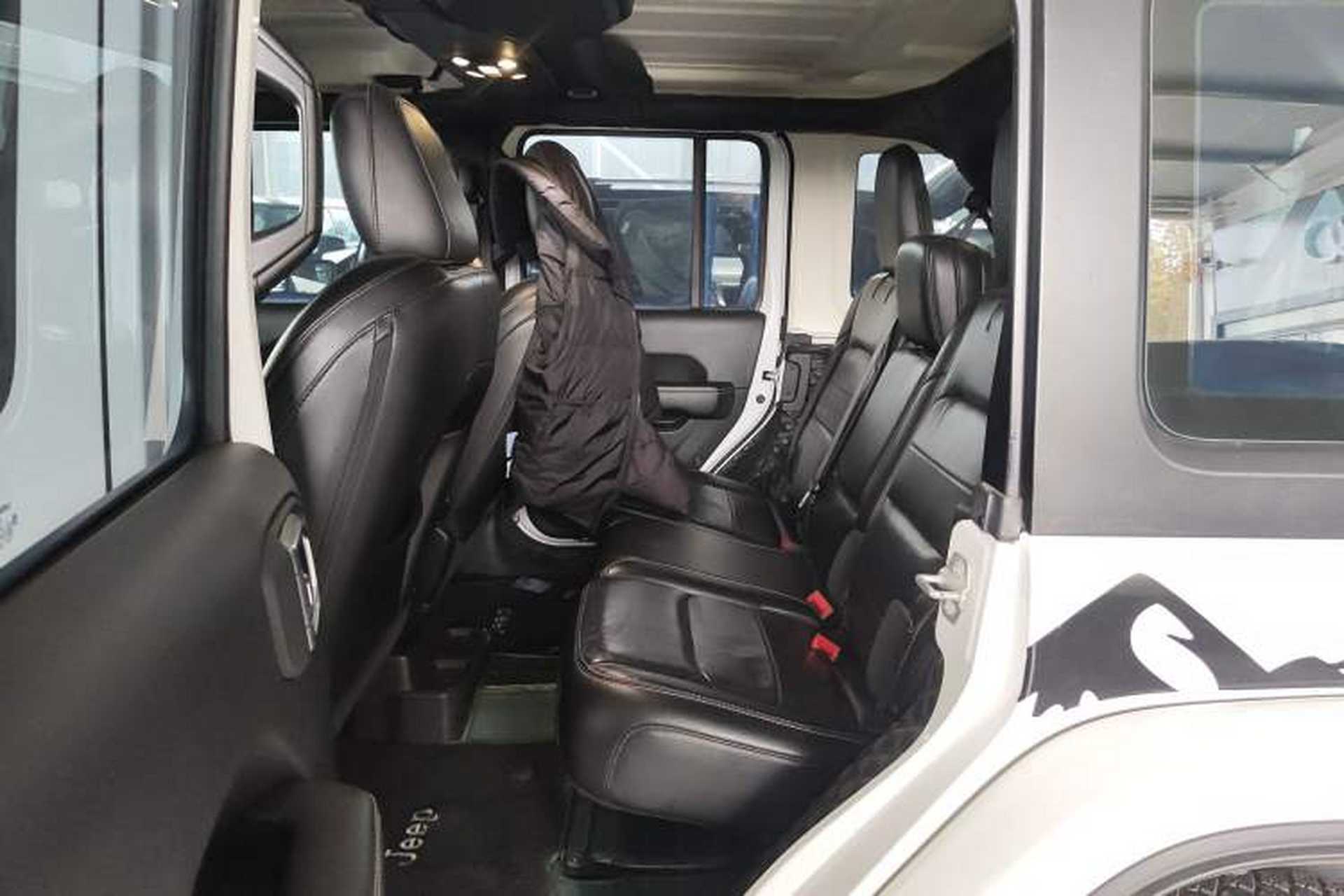 Used Jeep Wrangler 2019 2.0T Sahara Four-Door Version China VI Emission Standard Left Rear Seat