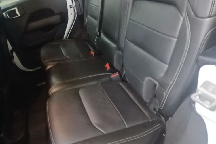 Used Jeep Wrangler 2019 2.0T Sahara Four-Door Version China VI Emission Standard Left Rear Seat