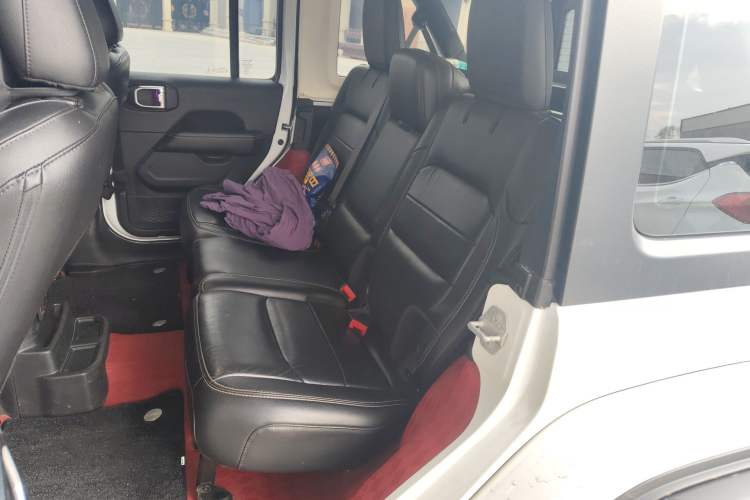 Used Jeep Wrangler 2019 2.0T Sahara Four-Door Version China VI Emission Standard Left Rear Seat