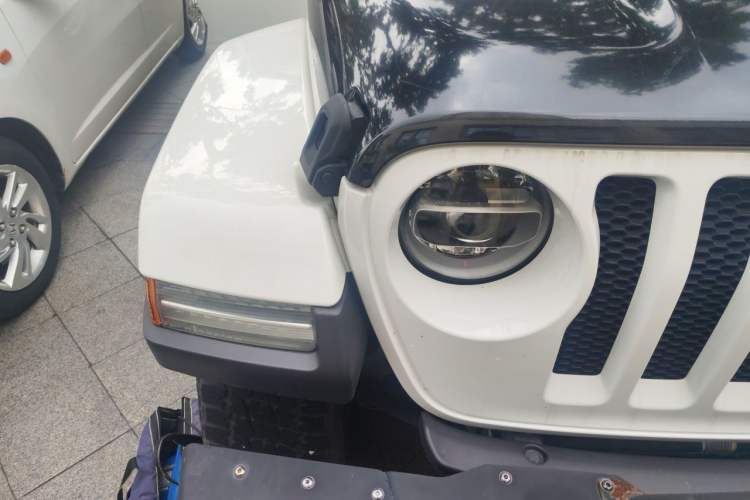 Used Jeep Wrangler 2019 2.0T Sahara Four-Door Version China VI Emission Standard Right Front Headlight