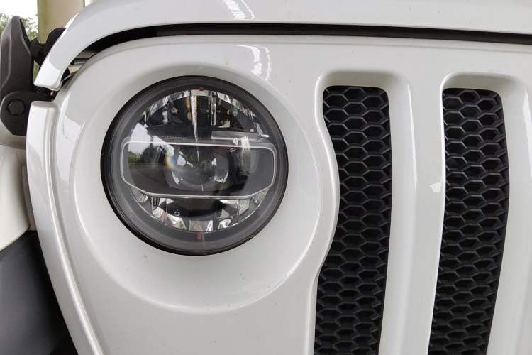 Used Jeep Wrangler 2019 2.0T Sahara Four-Door Version China VI Emission Standard Right Front Headlight