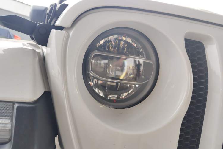 Used Jeep Wrangler 2019 2.0T Sahara Four-Door Version China VI Emission Standard Right Front Headlight