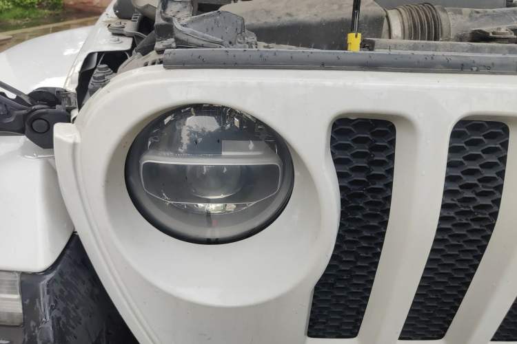 Used Jeep Wrangler 2019 2.0T Sahara Four-Door Version China VI Emission Standard Right Front Headlight