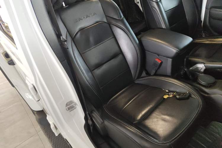 Used Jeep Wrangler 2019 2.0T Sahara Four-Door Version China VI Emission Standard Right Front Seat