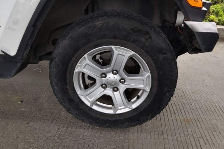 Used Jeep Wrangler 2019 2.0T Sahara Four-Door Version China VI Emission Standard Right Front Wheel Hub