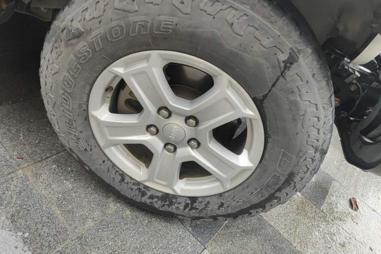 Used Jeep Wrangler 2019 2.0T Sahara Four-Door Version China VI Emission Standard Right Front Wheel Hub