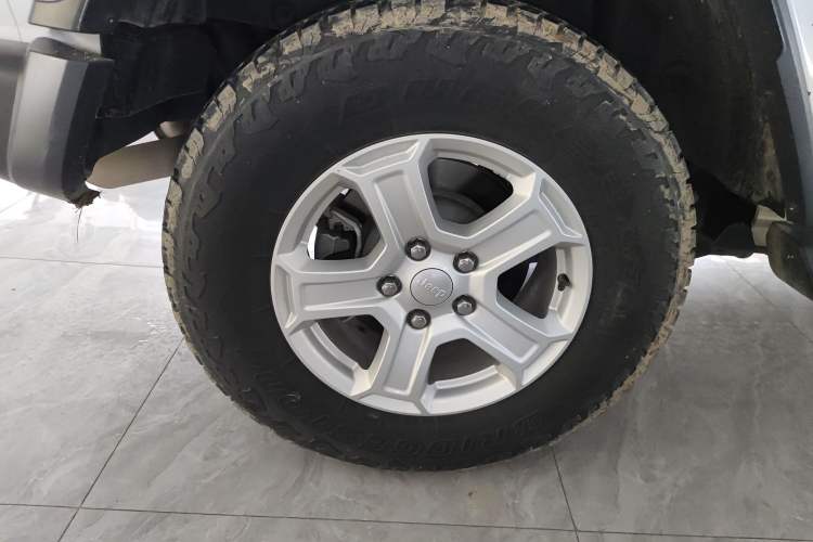 Used Jeep Wrangler 2019 2.0T Sahara Four-Door Version China VI Emission Standard Right Rear Wheel Hub