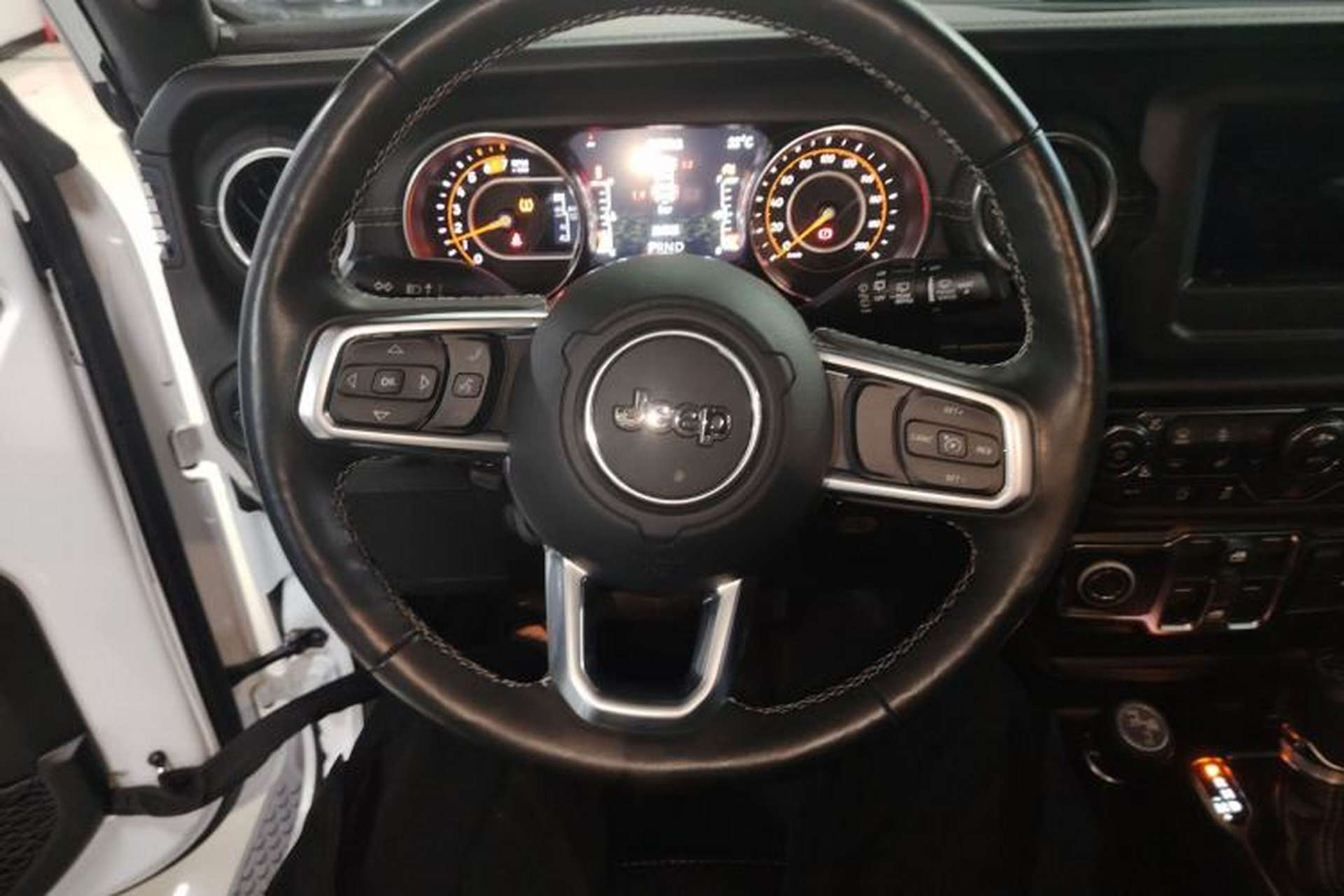 Used Jeep Wrangler 2019 2.0T Sahara Four-Door Version China VI Emission Standard Steering Wheel
