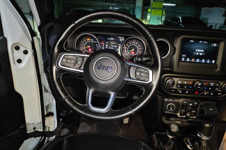 Used Jeep Wrangler 2019 2.0T Sahara Four-Door Prestige Edition China V Standard Steering Wheel