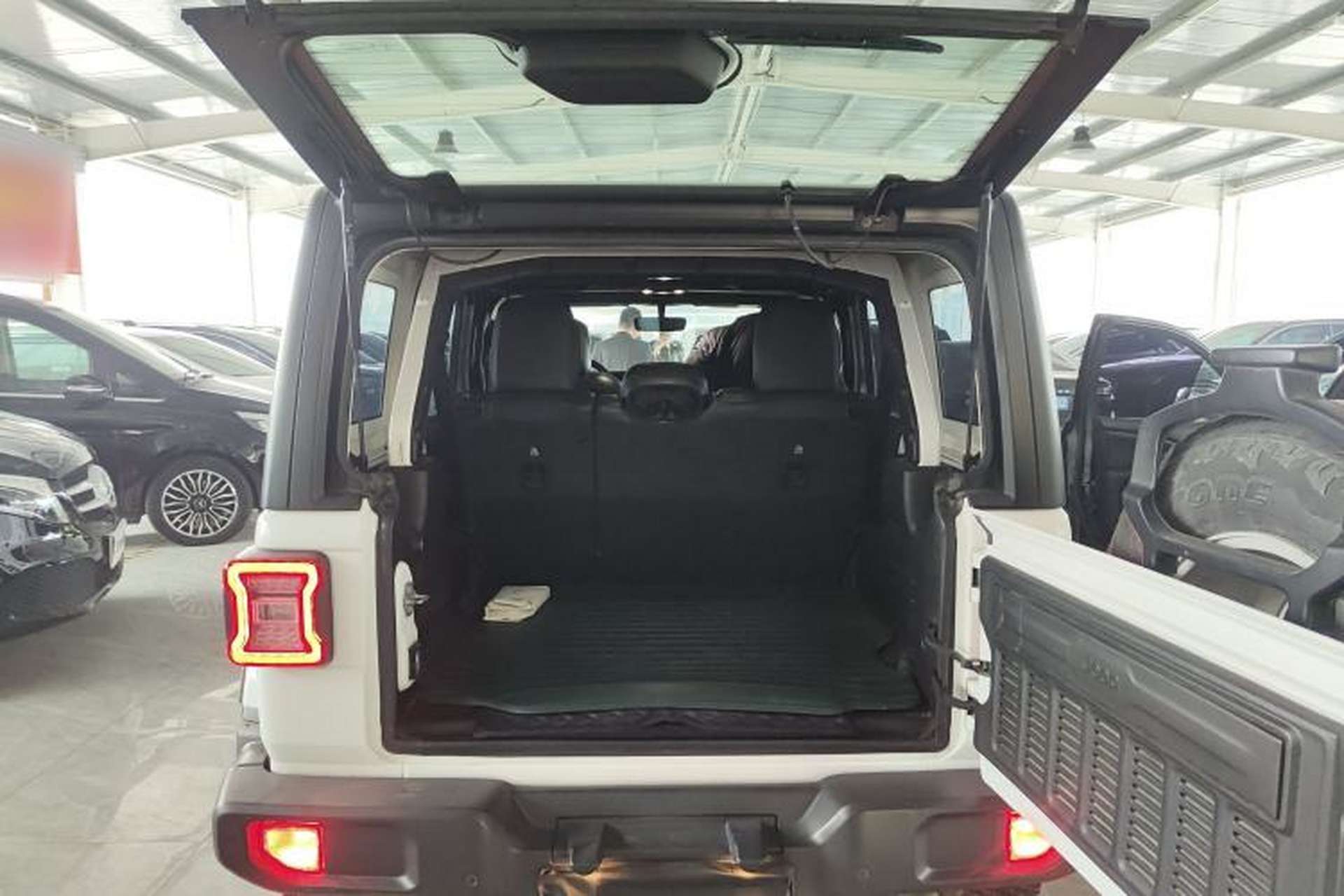 Used Jeep Wrangler 2019 2.0T Sahara Four-Door Version China VI Emission Standard Trunk
