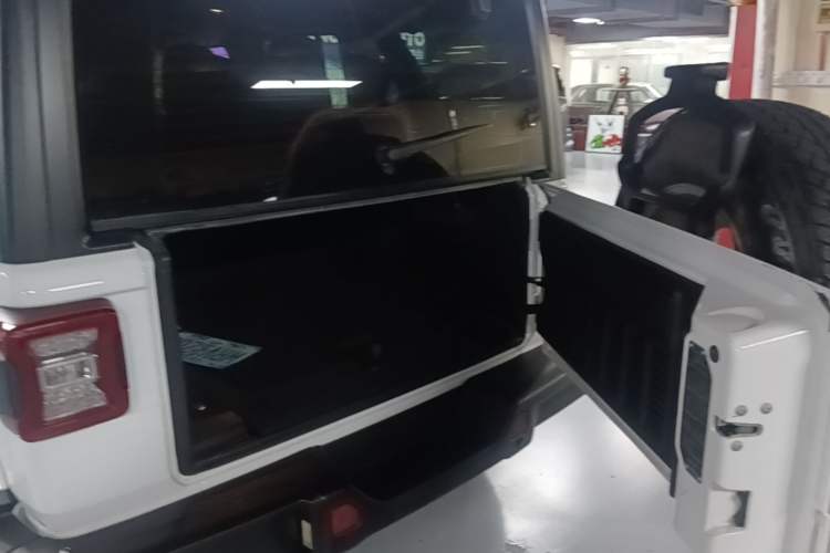 Used Jeep Wrangler 2019 2.0T Sahara Four-Door Version China VI Emission Standard Trunk