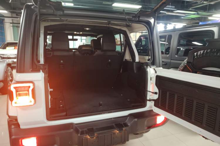 Used Jeep Wrangler 2019 2.0T Sahara Four-Door Version China VI Emission Standard Trunk