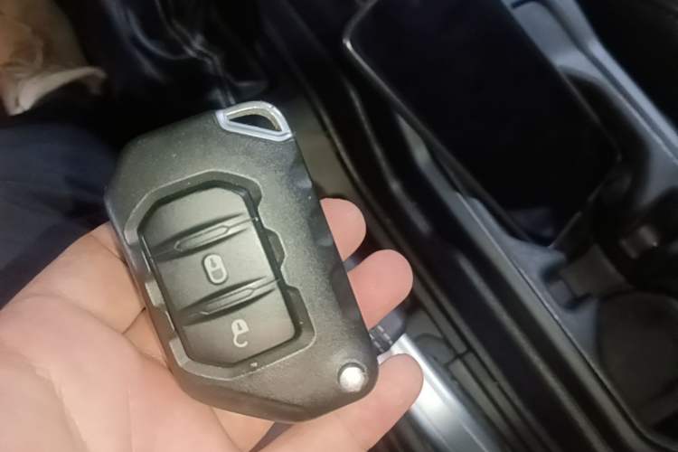Used Jeep Wrangler 2019 2.0T Sahara Four-Door Version China VI Emission Standard Vehicle Key