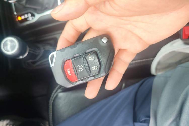 Used Jeep Wrangler 2019 2.0T Sahara Four-Door Version China VI Emission Standard Vehicle Key
