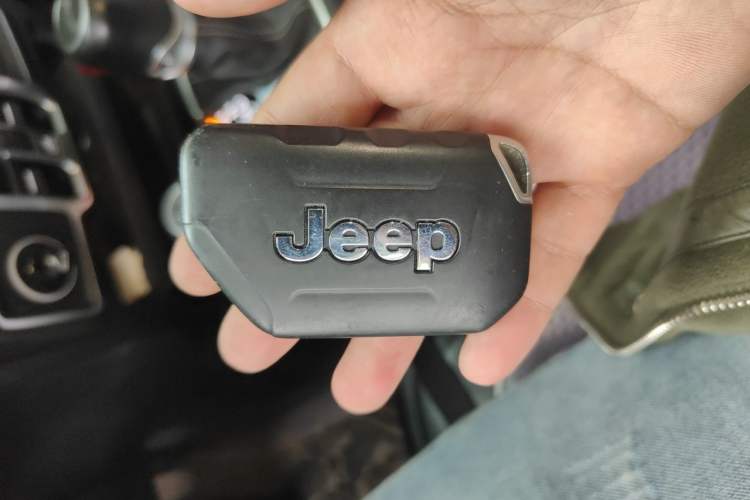 Used Jeep Wrangler 2019 2.0T Sahara Four-Door Version China VI Emission Standard Vehicle Key