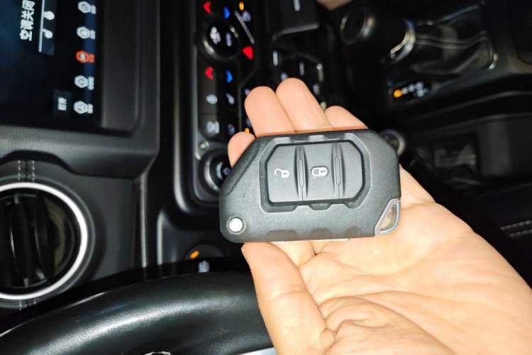 Used Jeep Wrangler 2019 2.0T Sahara Four-Door Prestige Edition China V Standard Vehicle Key