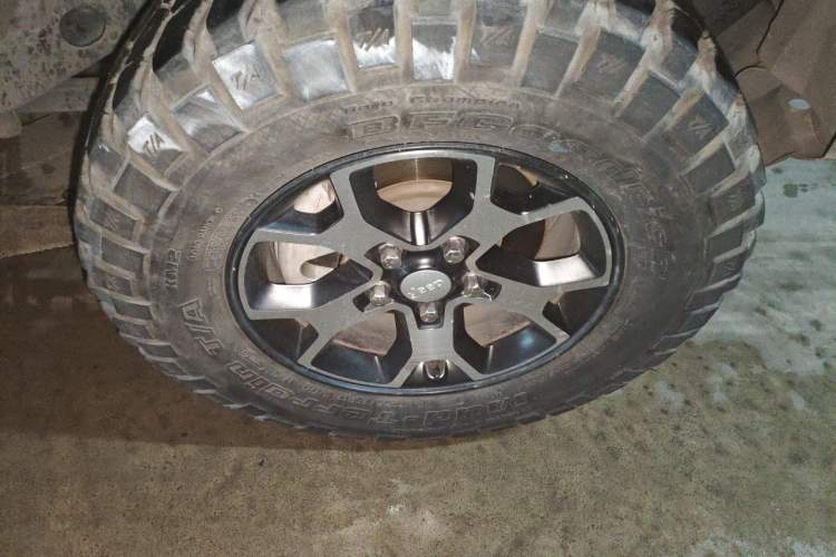 Used Jeep Wrangler  Right Front Wheel Hub