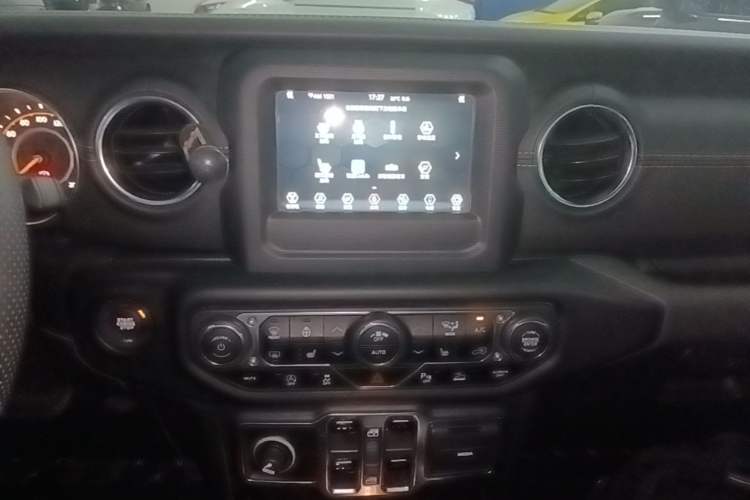 Used Jeep Wrangler 2021 2.0T Sahara Four-Door Edition Audio And AC Panel