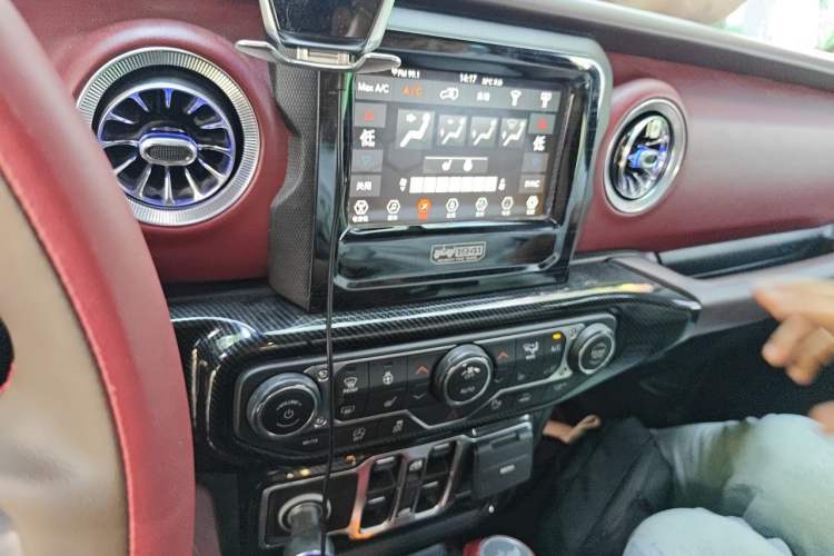 Used Jeep Wrangler 2021 2.0T Sahara Four-Door Edition Audio And AC Panel