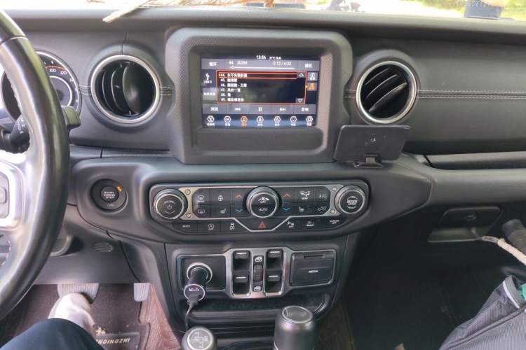 Used Jeep Wrangler 2021 2.0T Sahara Four-Door Edition Audio And AC Panel