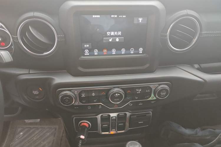 Used Jeep Wrangler 2021 2.0T Sahara Four-Door Edition Audio And AC Panel